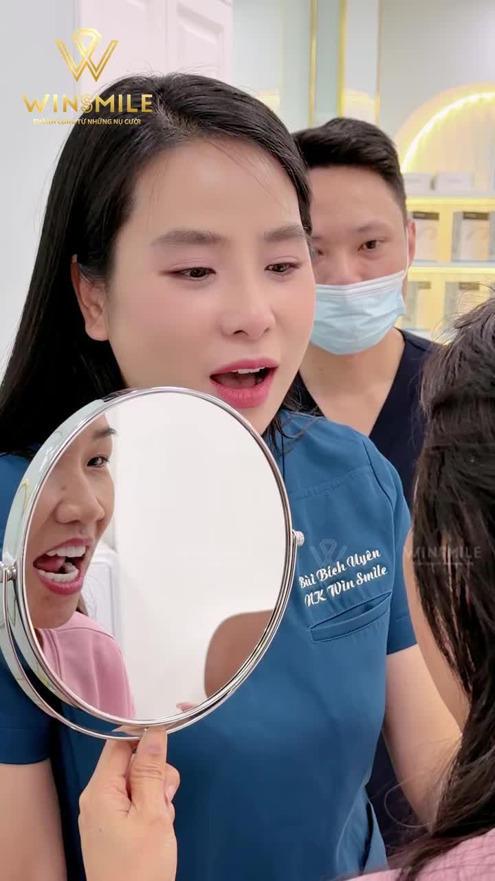 Với một người theo chủ nghĩa nguyên thủy và chưa từng can thiệp bất kỳ phương pháp thẩm mỹ nào như chị Hoa, quyết định làm răng sứ  thực sự là một bước ngoặt lớn.