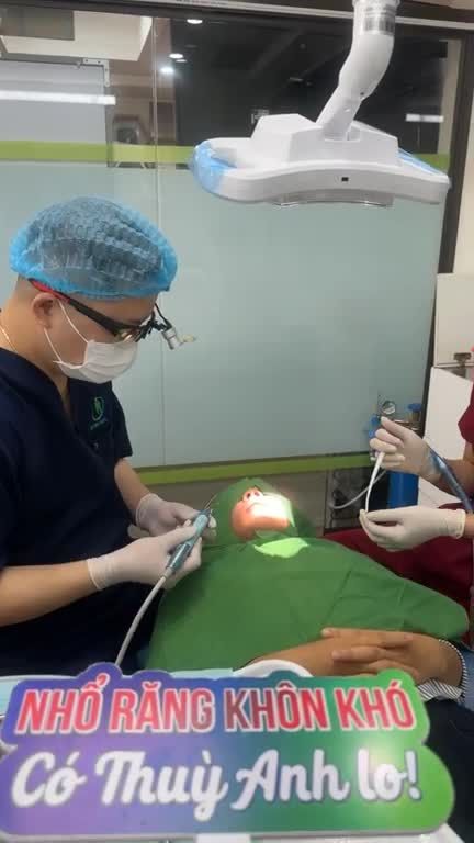 Ca nhổ răng khôn số 18; 28 mọc lệch má bị sâu, gây đau nhức cho khách hàng.