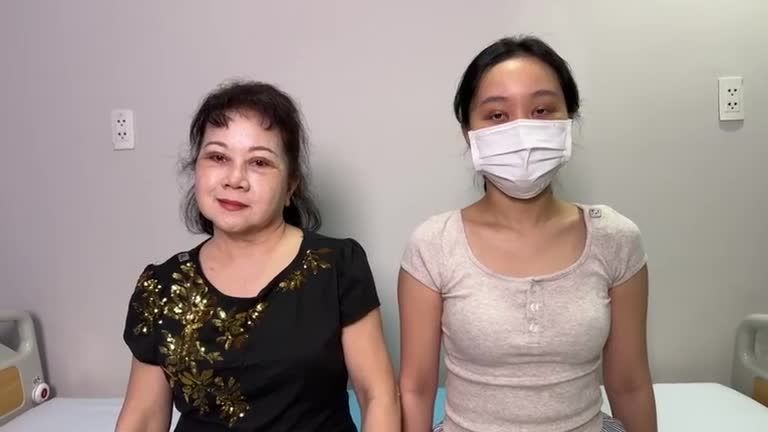 CHẤN ĐỘNG: Lộ diện NHAN SẮC MỚI của 2 mẹ dắt con dắt nhau đi CẮT MẮT khiến cả nhà hết hồn