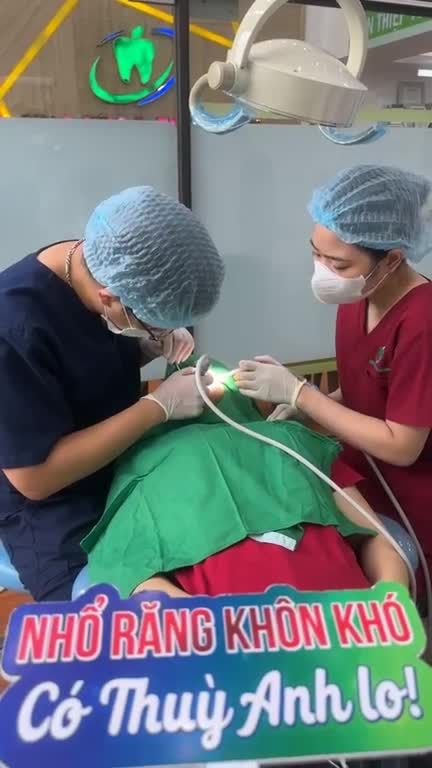 Ca nhổ răng khôn số 18; 28 mọc lệch má gây giắt thức ăn, khó chịu cho khách hàng