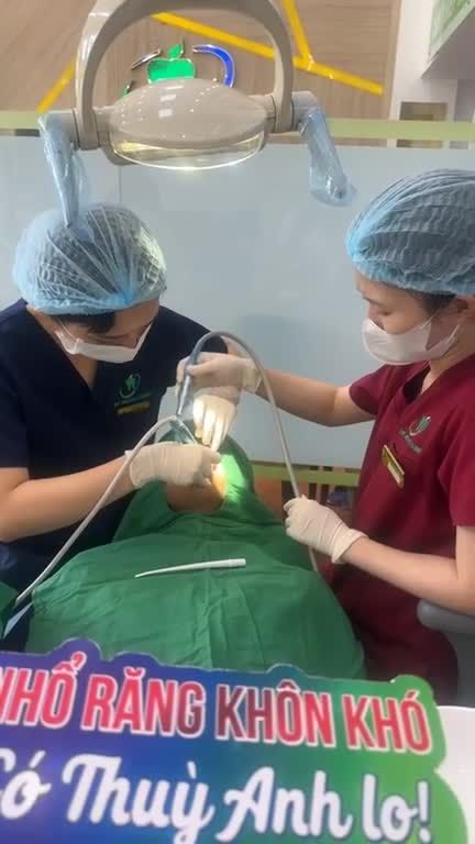 Ca nhổ răng khôn số 28 mọc lệch má gây khó chịu cho khách hàng