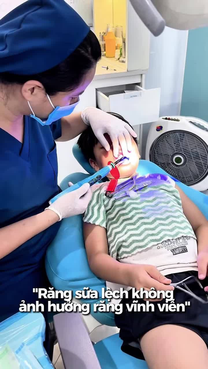 “Răng sữa lệch thôi mà, lớn thay răng là hết” — đây là suy nghĩ khiến nhiều bố mẹ bỏ lỡ thời điểm vàng