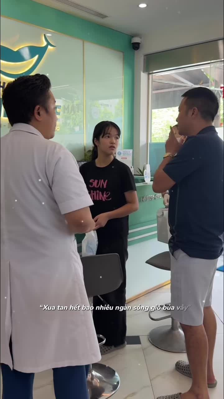 Đường xa mấy bố cũng đi, chỉ cần con tự tin mỉm cười. Trên chặng đường thay đổi hàm răng khấp khểnh của con, luôn có bố đồng hành và cổ vũ phía sau.