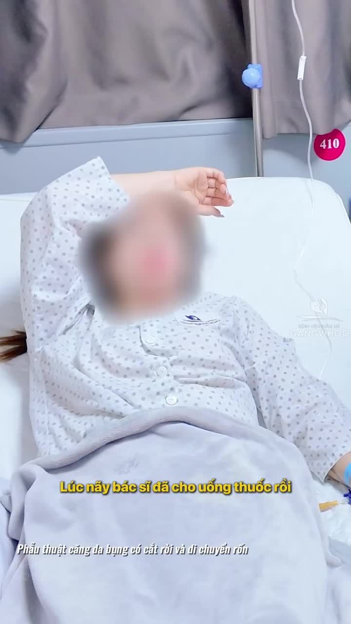 Vừa nâng V1 xong, chị khách chốt luôn căng da bụng tại Gangwhoo. Bác sĩ thực hiện và trực tiếp thăm khám  cho chị khách sau thực hiện ca đại phẫu combo.
