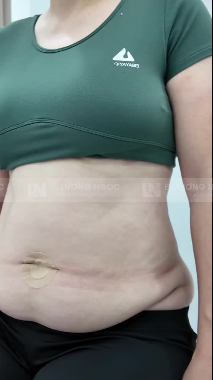 Khoe nhẹ "chiếc bụng" sáng nay của Ekip