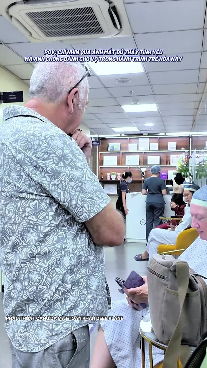 Hạnh phúc đôi khi chỉ đơn giản là luôn có người chồng đồng hành, dõi theo từng bước và mỉm cười hạnh phúc khi nhìn thấy người phụ nữ mình yêu ngày càng trẻ trung, tự tin hơn sau hành trình làm đẹp.