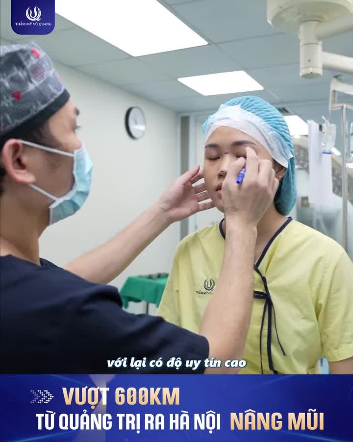 Mang trọn nét dịu dàng, đằm thắm của người con gái miền Trung cùng giọng nói ngọt ngào làm say lòng người, cô bạn ấy tìm đến ekip với một mong muốn duy nhất: được trực tiếp Bác sĩ Vũ Quang nâng mũi, kiến tạo lại nhan sắc.