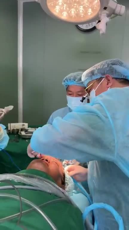 NÓNG: Bác sĩ Tú Dung TRỰC TIẾP treo chân mày nội soi 4X XOÁ NHĂN CAU MÀY, MẮT HẾT SỤP MI u buồn TRẺ ĐẸP 10 TUỔI sẹo vô hình