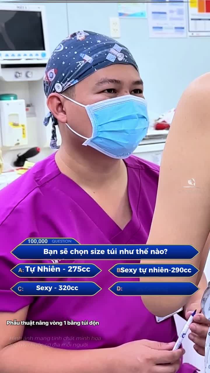 Bác sĩ tư vấn size túi phù hợp cho khách hàng trước khi nâng cấp vòng 1