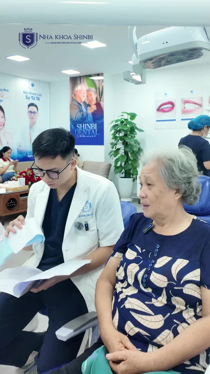 Khách hàng lớn tuổi phục hình răng, cảm thấy thoải mái toàn bộ khoang miệng và có thể ăn nhai sớm.