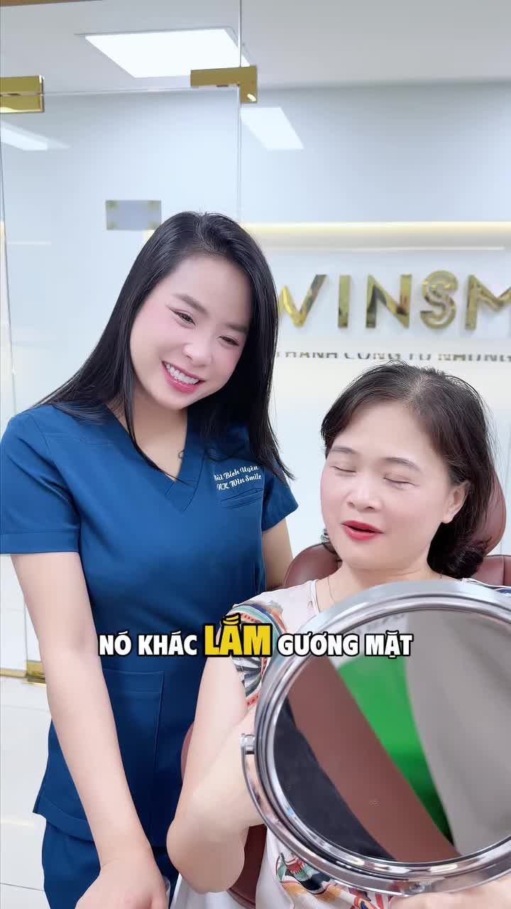Rời khỏi ghế nha với nụ cười mới xinh xắn, chị Vũ Hằng vừa hào hứng ngắm nhìn vừa loay hoay không biết nên tạo dáng cười thế nào cho lột tả được hết sự rạng rỡ này