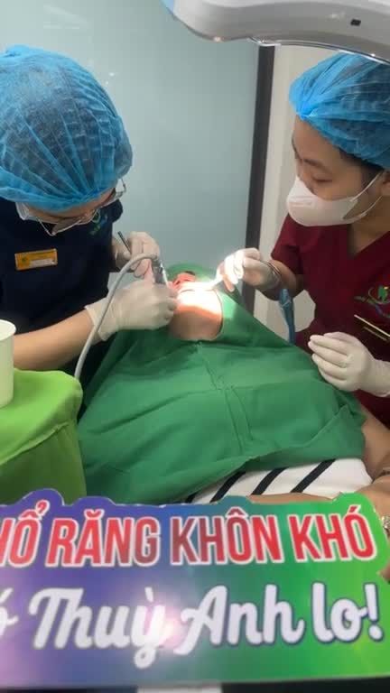 Ca nhổ răng khôn số 18; 48 mọc kẹt, bị giắt thức ăn, sâu gây khó chịu cho khách hàng