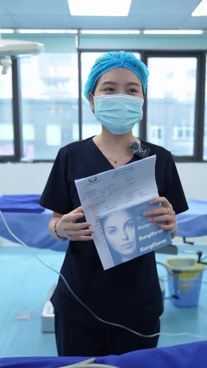 Niềm tin không đến từ lời hứa, mà đến từ sự minh bạch. Livestream unbox chất liệu sụn trước phẫu thuật để khách hàng trực tiếp kiểm chứng và an tâm trên hành trình làm đẹp.