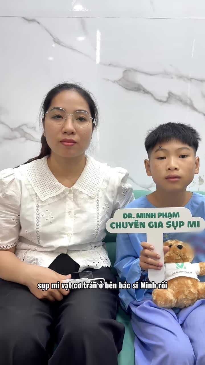 9 năm trước, mẹ từng thực hiện treo vạt cơ trán do trực tiếp Ts.Bs Minh Phạm để điều trị tình trạng sụp mi