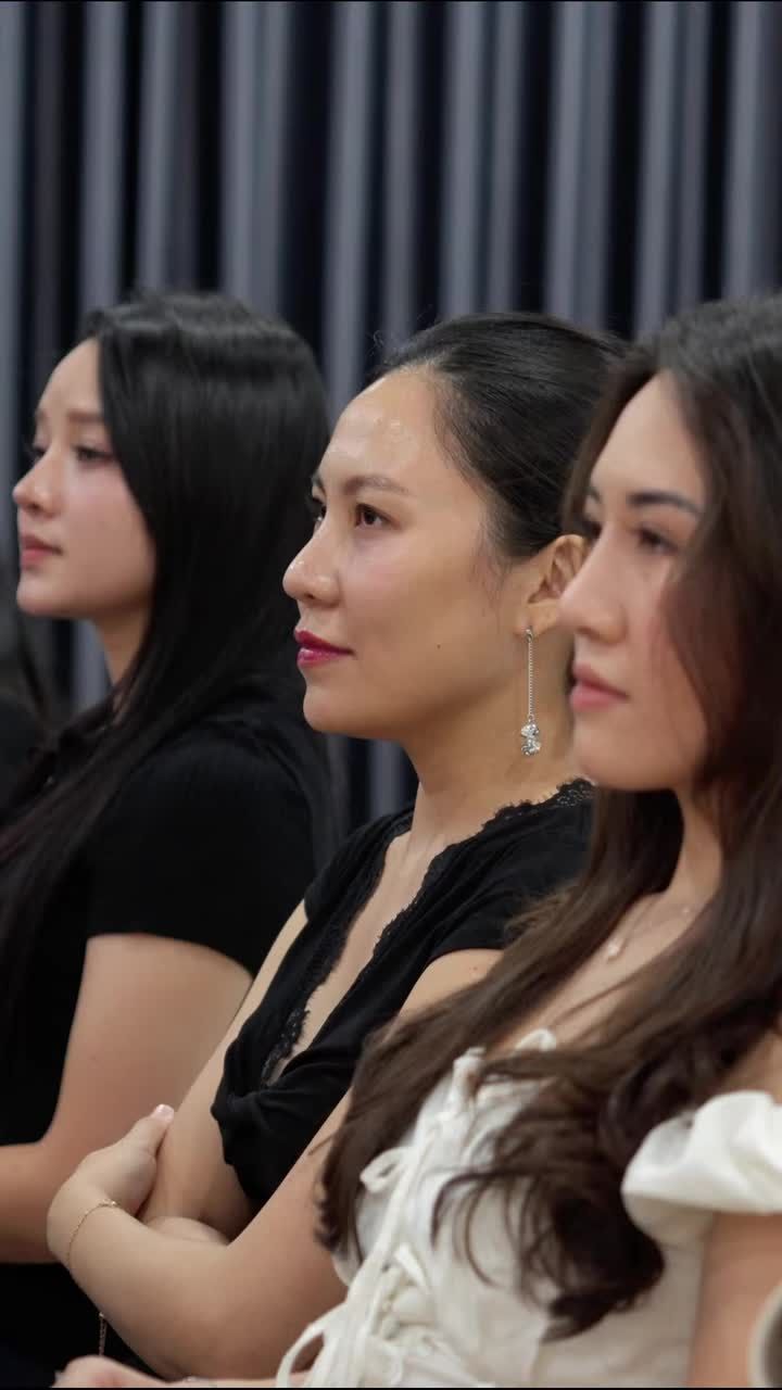Từng bước đi, từng dáng đứng đều được chuyên gia Vũ Diệu Thúy trực tiếp hướng dẫn và chỉnh sửa tận tình tại workshop “Đánh Thức Khí Chất”.