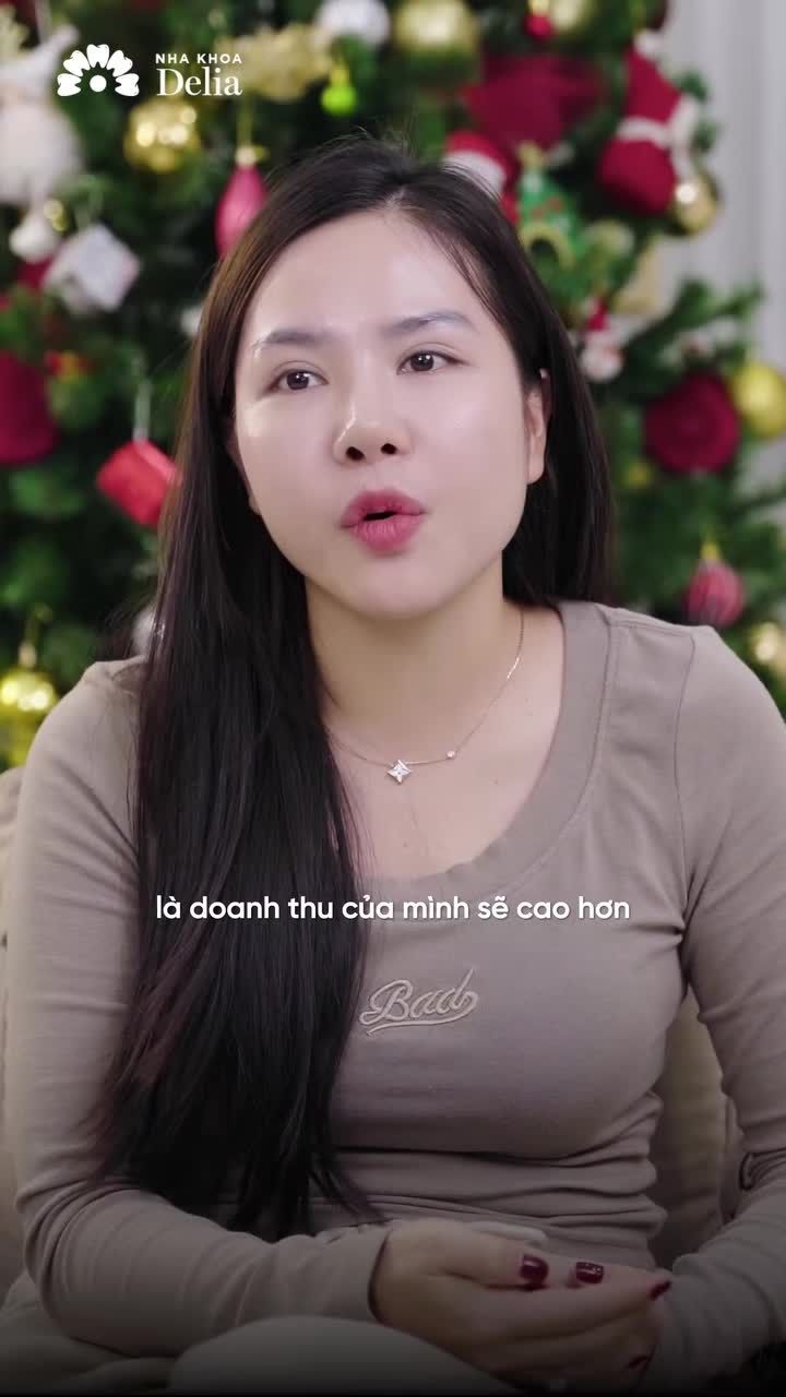"Sau hôm làm răng sứ, livestream bán hàng mà khách ghé nhiều lắm, doanh thu tăng từ đó đến giờ."