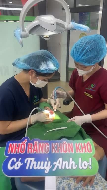 Ca nhổ răng khôn số 38 mọc kẹt, gây dắt thức ăn cho khách hàng