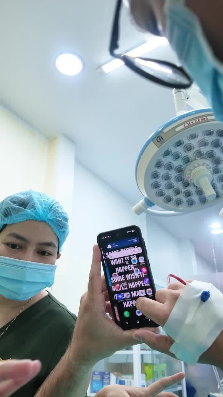 5 GIỜ BAY ​​​​​​​ MÀ 4 GIỜ VẪN ĐANG TRONG PHÒNG PHẪU THUẬT…