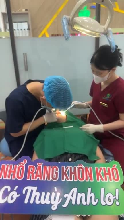 Ca nhổ răng khôn số 18 mọc lệch má bị sâu gây đau nhứccho khách hàng