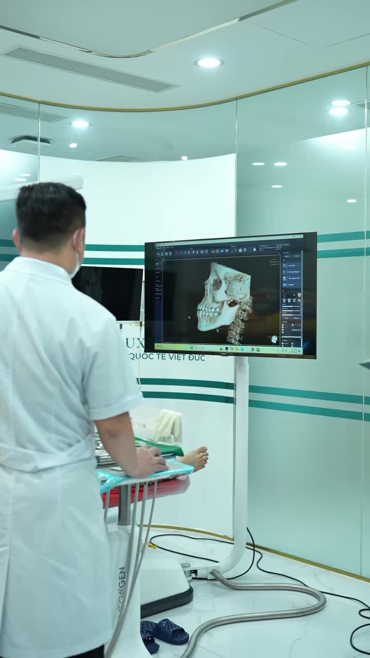 Đằng sau một gương mặt lệch được cải thiện mà không cần phẫu thuật, thường không chỉ có sự cố gắng của bệnh nhân... mà còn là sự kiên trì của cả gia đình