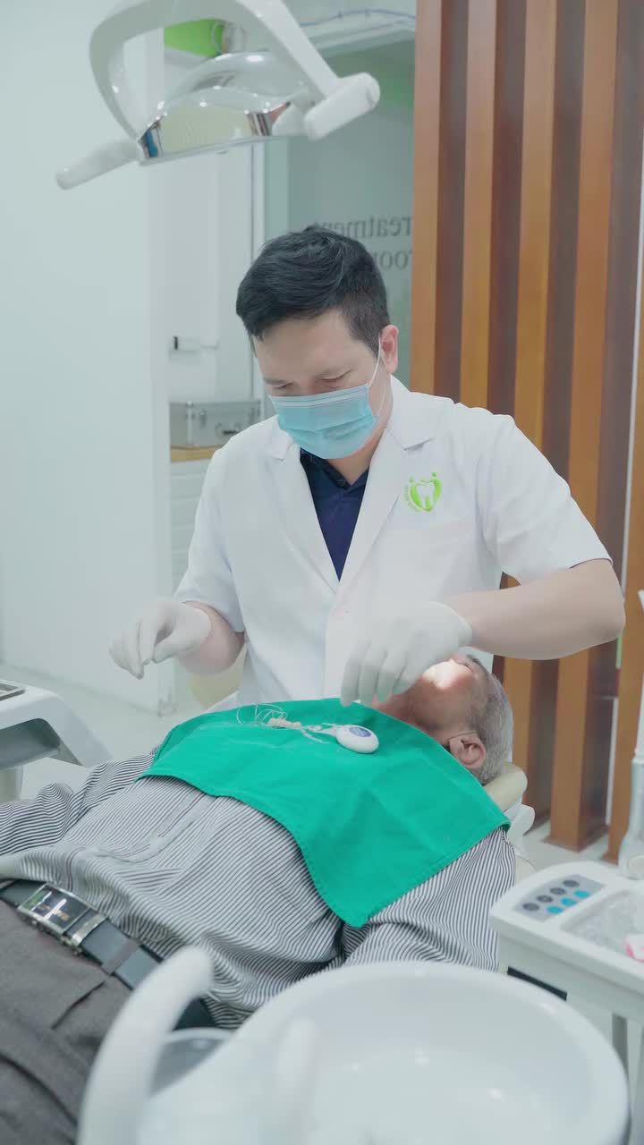 KHÁCH HÀNG GIÁP SỸ NHẠ HOÀN TẤT HÀNH TRÌNH TRỒNG RĂNG IMPLANT TẠI NHA KHOA GIA ĐÌNH