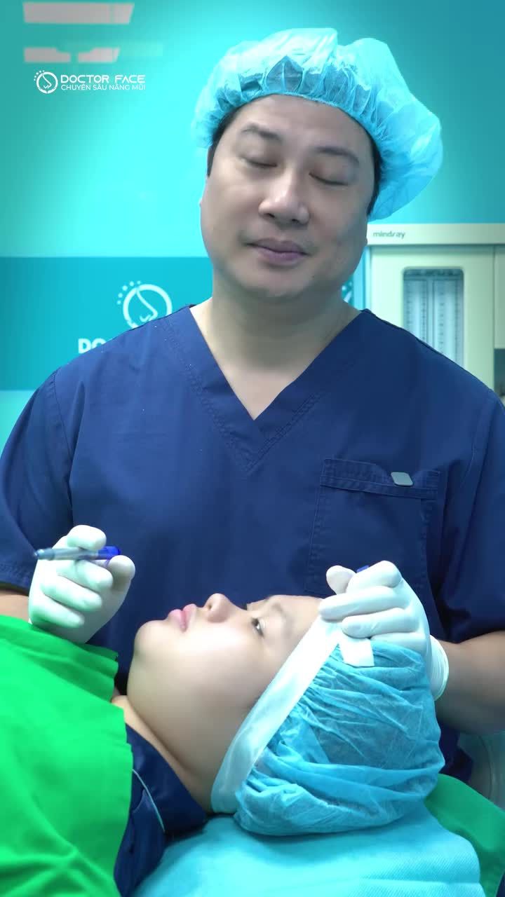 Với nền mũi gần như không có sống, da mỏng và gương mặt ngắn, bs Phương đưa ra 2 phương án để cải thiện dáng mũi.