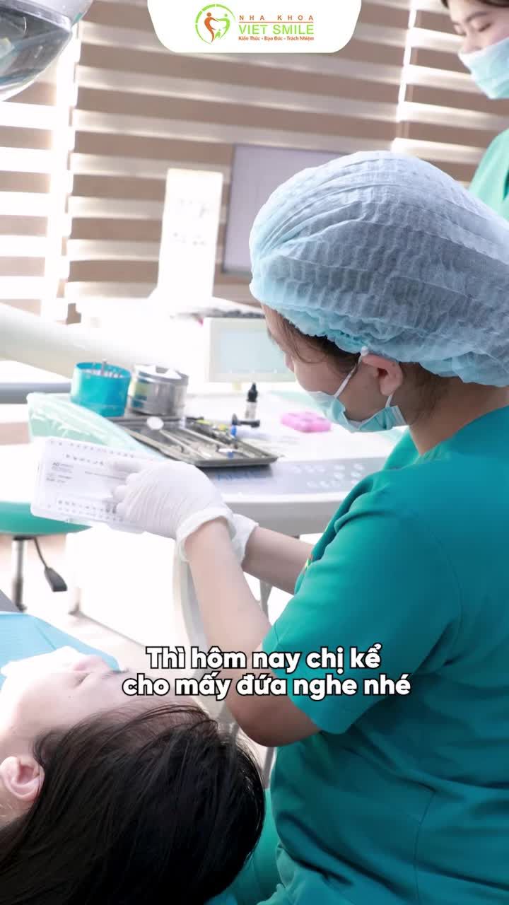 Niềng răng mắc cài kim loại thường và tự động, khác nhau ở đâu? Cùng bác sĩ Viet Smile giải đáp nhé!