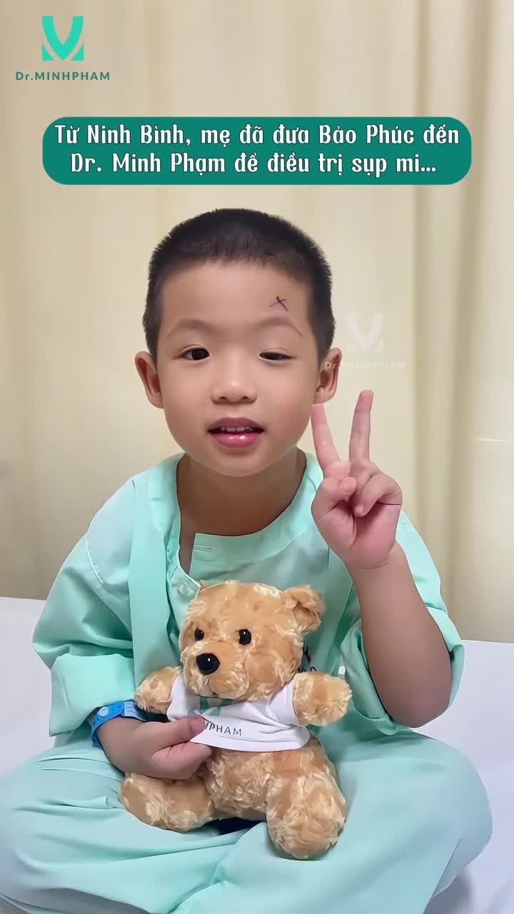 TỪ NINH BÌNH, MẸ ĐƯA BẢO PHÚC ĐẾN DR. MINH PHẠM ĐIỀU TRỊ SỤP MI