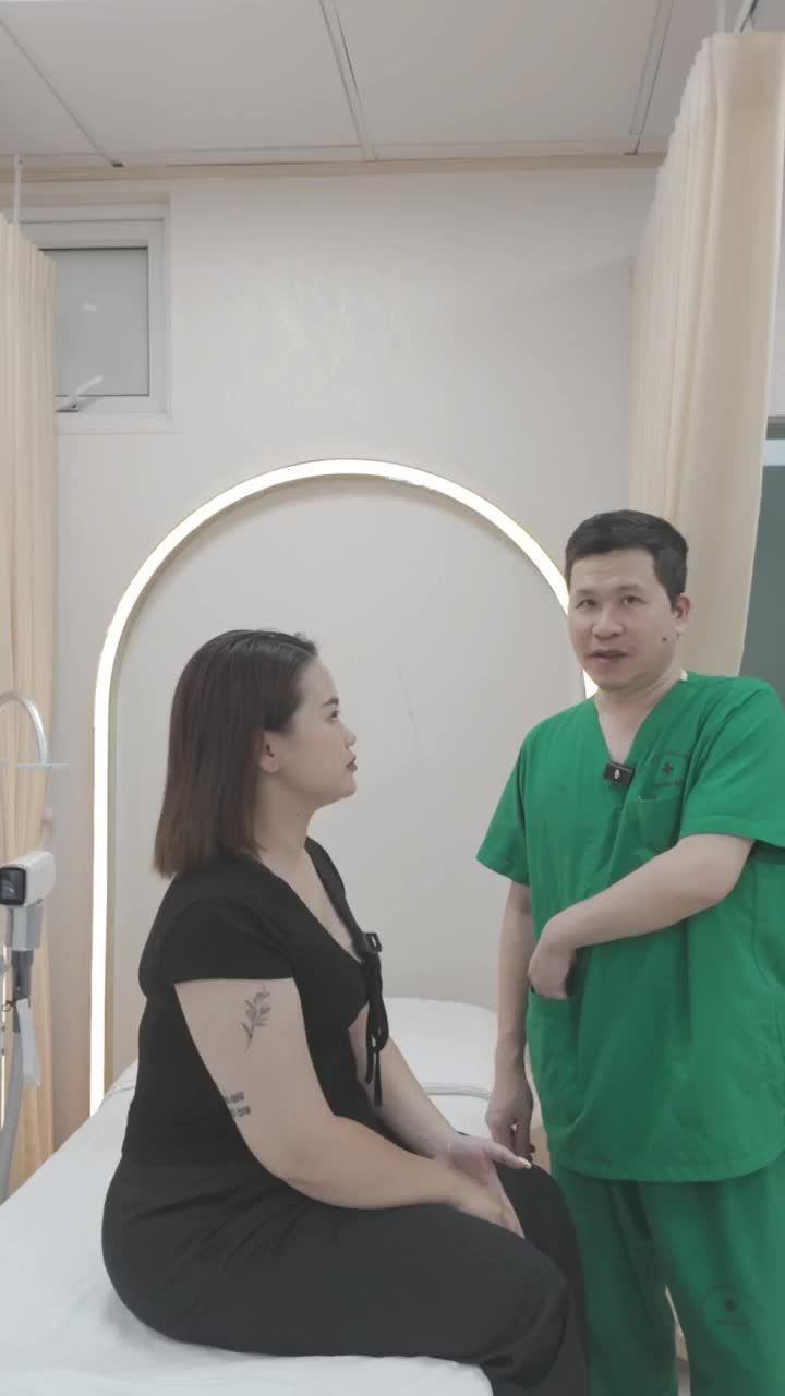 Tiến sĩ Tống Hải trực tiếp phân tích tình trạng mũi của chị đẹp Thùy Dương và tư vấn phương pháp phù hợp.