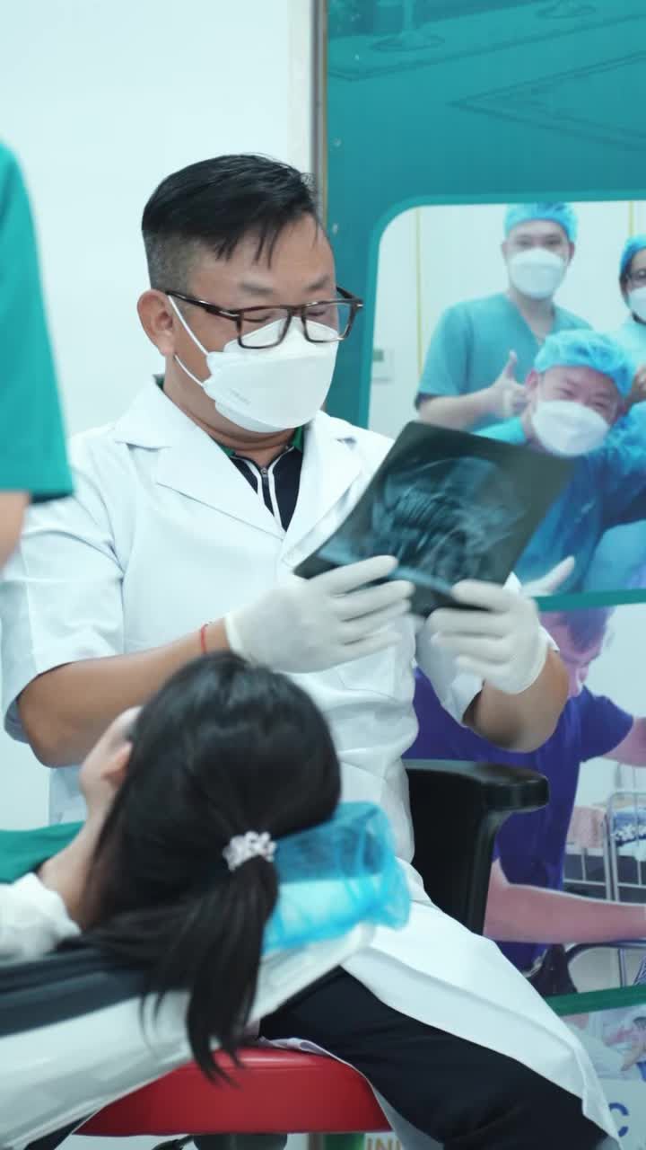 Bs Mậu tư vấn chỉnh nha cho khách hàng gặp tình trạng khớp cắn ngược mà không cần phẫu thuật