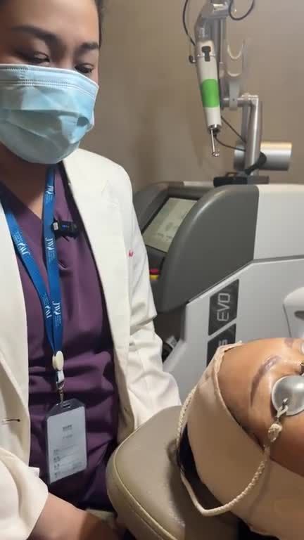 Bác sĩ JW xoá xăm mực cũ, ĐIÊU KHẮC DÁNG MÀY mới giúp U70 Việt kiều Mỹ nâng tầm nhan sắc