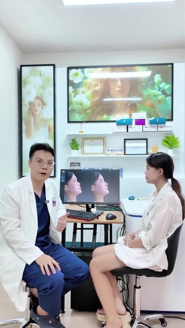 Thạc sĩ Lê Hùng mô phỏng dáng mũi bằng công nghệ Vectra XT 3D cho cô nàng Gen Z Mai Hương sinh viên năm 4 của trường Đại học Kinh tế quốc dân.