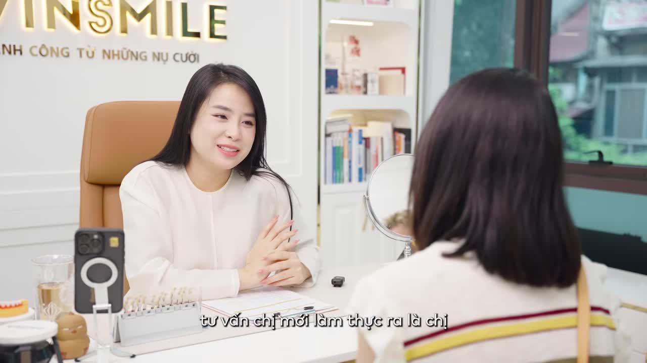 Nụ cười đẹp là một nụ cười giải phóng trọn vẹn khí chất vốn có. Với chị Hoa, đằng sau sự ngần ngại trước kia là một khuôn miệng vốn rất tươi, rất duyên và đong đầy sức sống