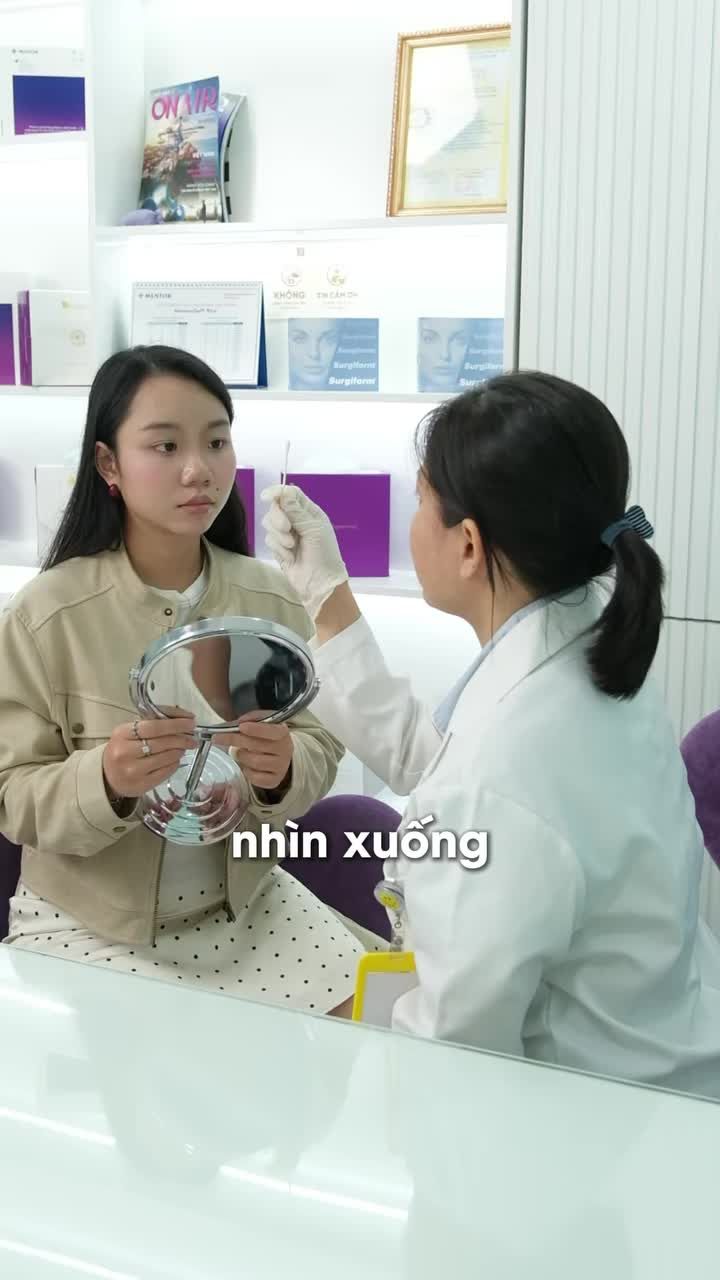 Bạn nữ 2004 theo bạn đến Saigon Young thực hiện căt mí trên.
