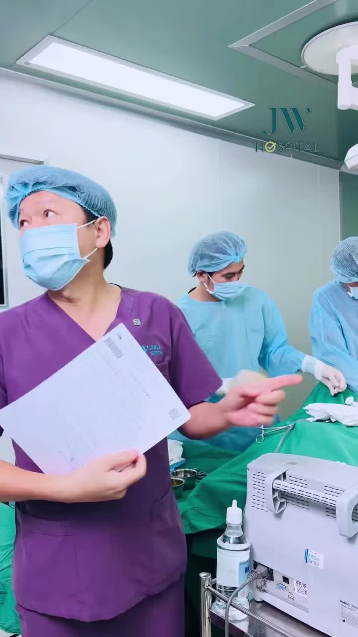 NÓNG: BÁC SĨ TÚ DUNG MỔ KHẨN CỨU NGƯỜI PHỤ NỮ BỊ ÁP XE ĂN MÒN ĐẾN VÙNG KÍN SAU TIÊM FILLER MÔNG