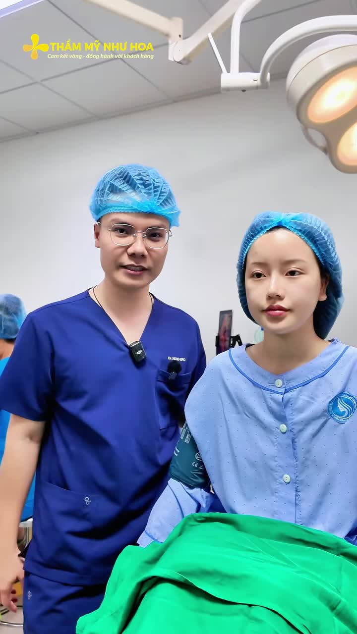 Sau 2 lần nâng mũi ở cơ sở khác, chị đẹp Phương Thảo gặp tình trạng lằn sụn, lộ sống làm dáng mũi kém tự nhiên.