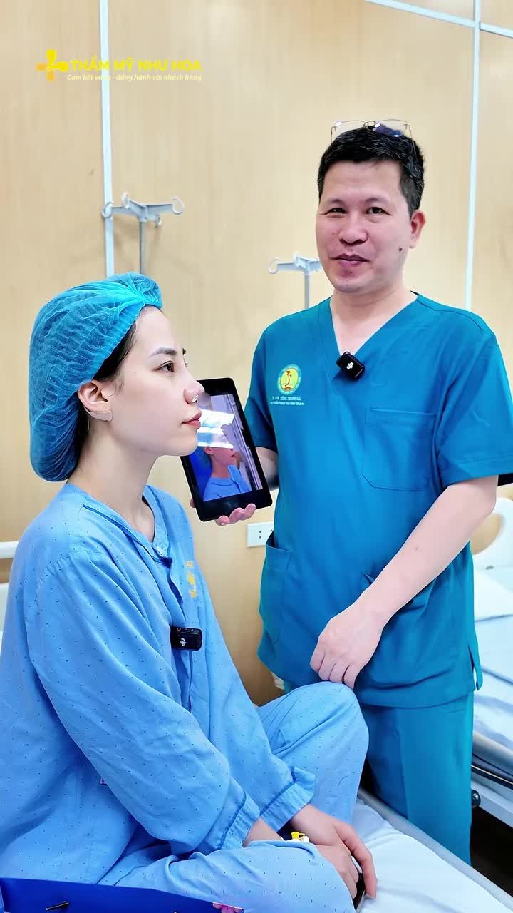 Trong video, Tiến sĩ Tống Hải trực tiếp phân tích kết quả dáng mũi của chị đẹp Trà My sau khi thực hiện nâng mũi Golden Line Basic, từ độ cao, đường nét đến sự hài hòa với tổng thể gương mặt.