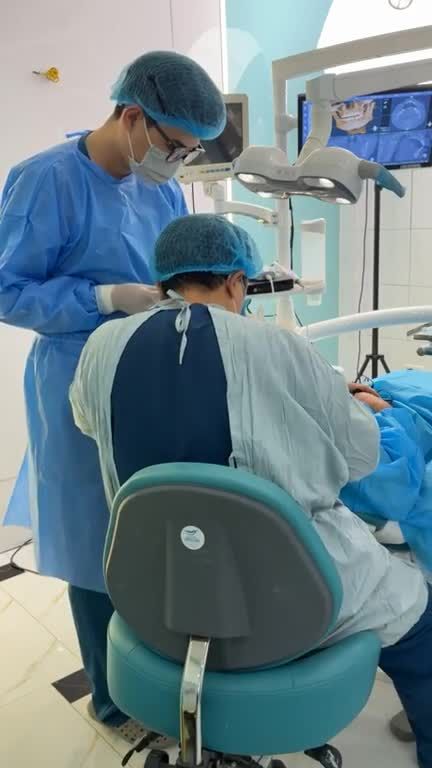 THS. Bs Nguyễn Tuấn Dương thực hiện cấy 2 trụ implant cho anh Nguyễn Anh Tuấn
