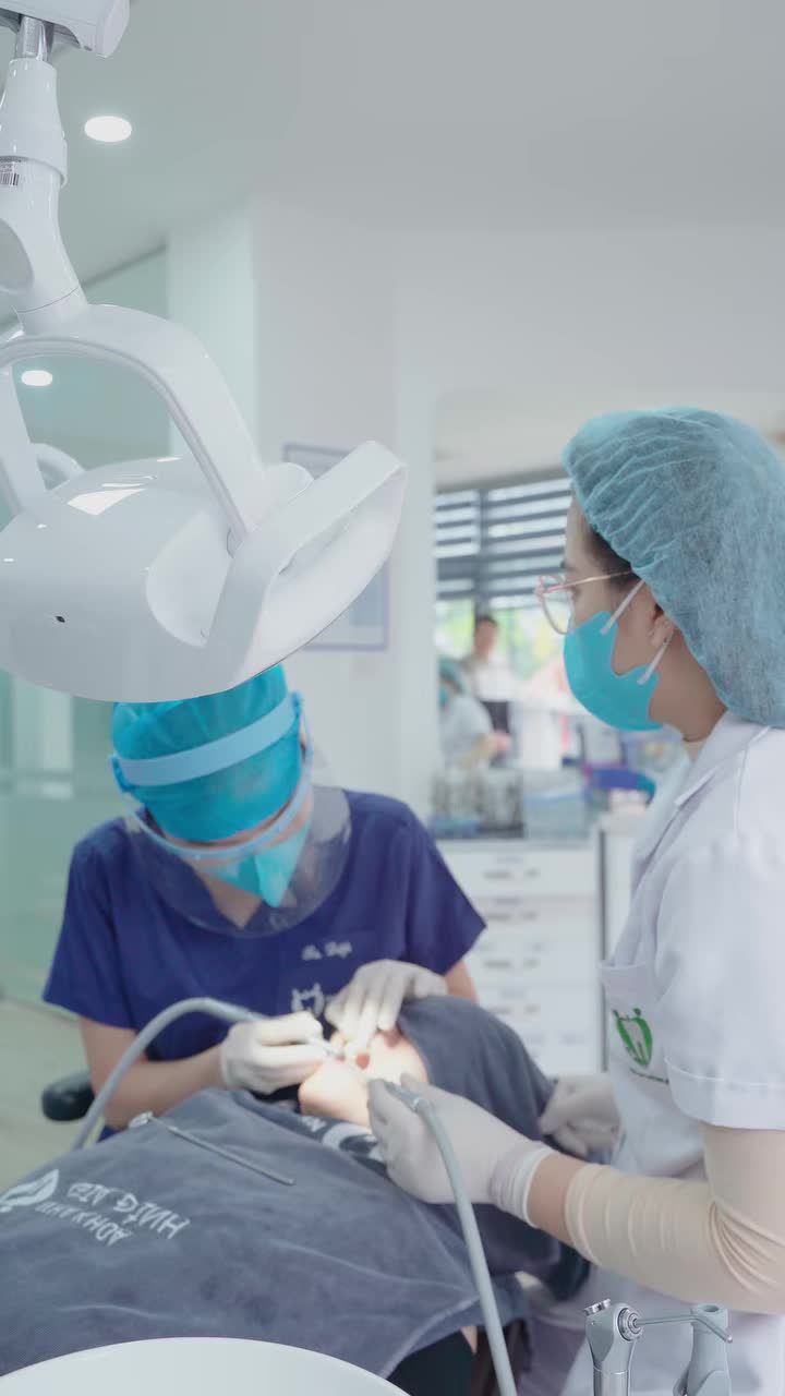 RĂNG SỨ CŨ KHÔNG ƯNG Ý - CHỊ LƯU NHẬT LỆ QUYẾT ĐỊNH LÀM LẠI TẠI NHA KHOA GIA ĐÌNH