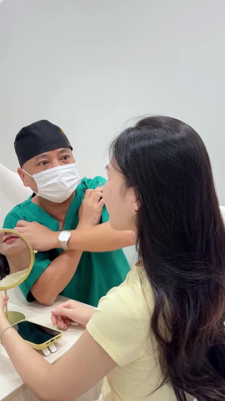 Tấm tư vấn thế nào mà 2 chị em của bé đẹp cùng "chốt đơn" nâng mũi luôn vậy ta? Cùng đón xem kết quả sau làm của em ấy nhé!