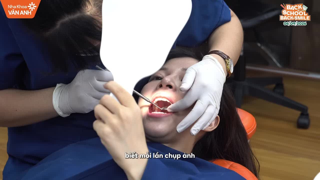 Có bao giờ bạn cười rồi lại vô thức lấy tay che miệng?