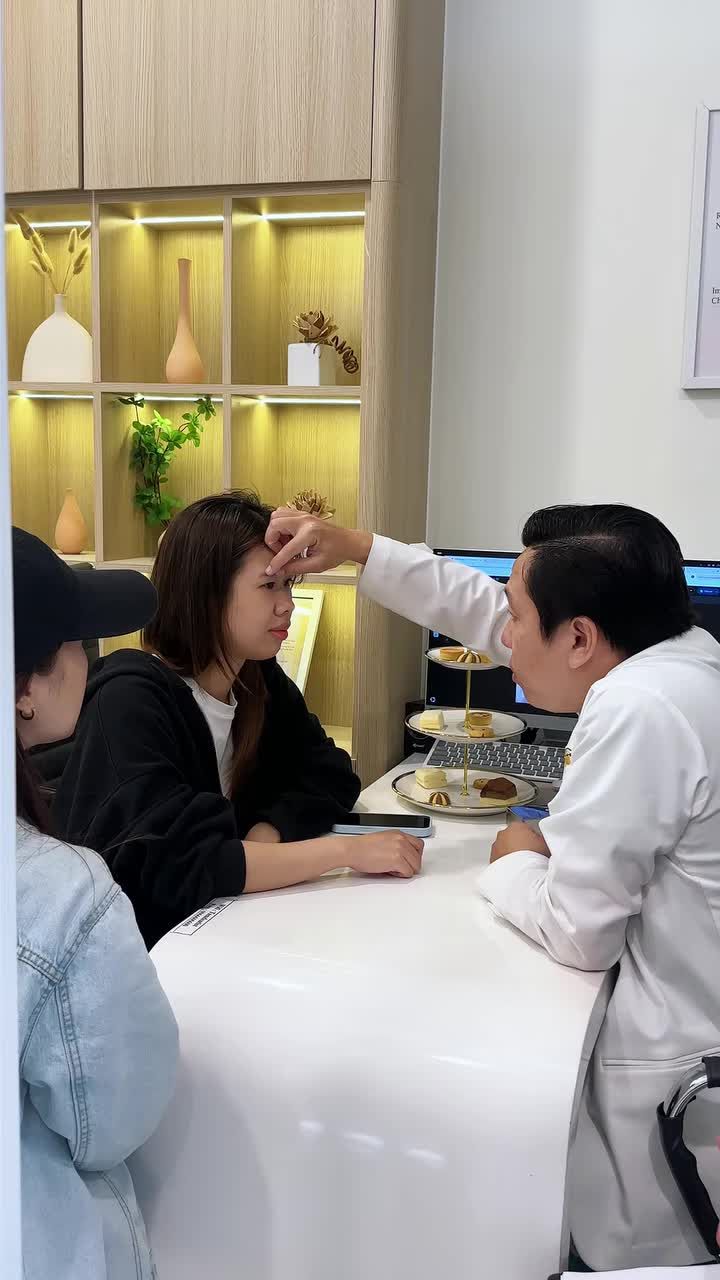 Nếp mí 7 năm của bạn thân đẹp cỡ nào mà lại khiến chị M.Trang quyết định cắt mí nhà Tấm ngay và luôn vậy nhỉ?