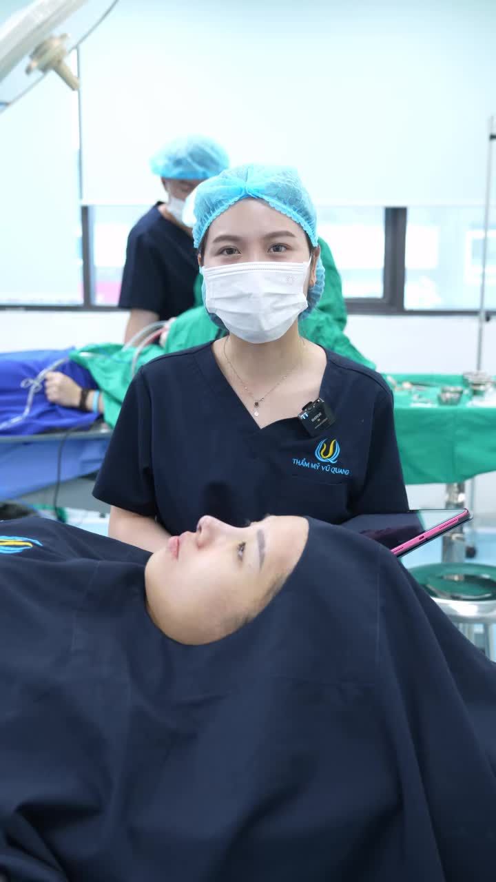 Kết quả quá xứng đáng cho những niềm tin được gửi gắm, công sức đi lại của cô nhân viên Ngân Hàng xinh đẹp tới từ Lào Cai đã tin tưởng ekip Dr Vũ Quang để giao phó diện mạo , mọi người chiêm ngưỡng kết quả mũi hôm nay nhé