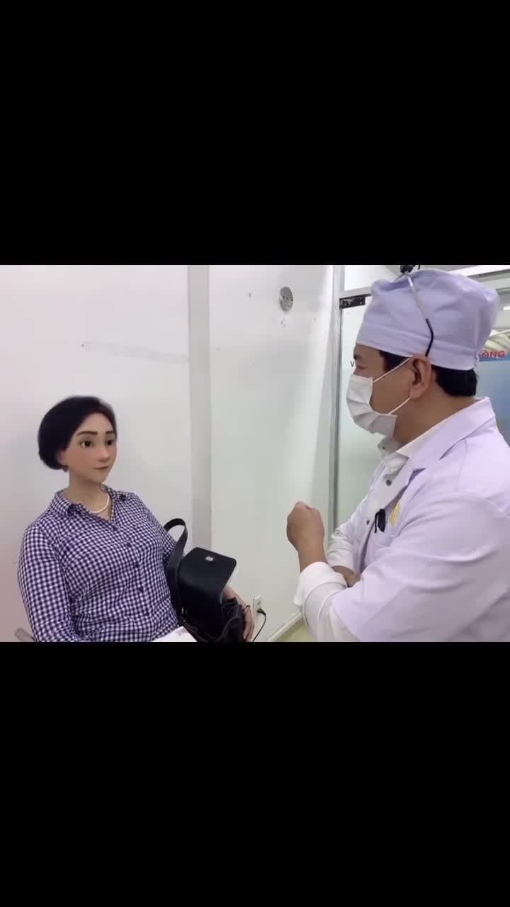 Tự ti suốt nhiều năm vì đôi mắt lỗi hỏng, chị khách vượt hàng ngàn cây số từ Pháp về Việt Nam để "giải cứu" diện mạo.