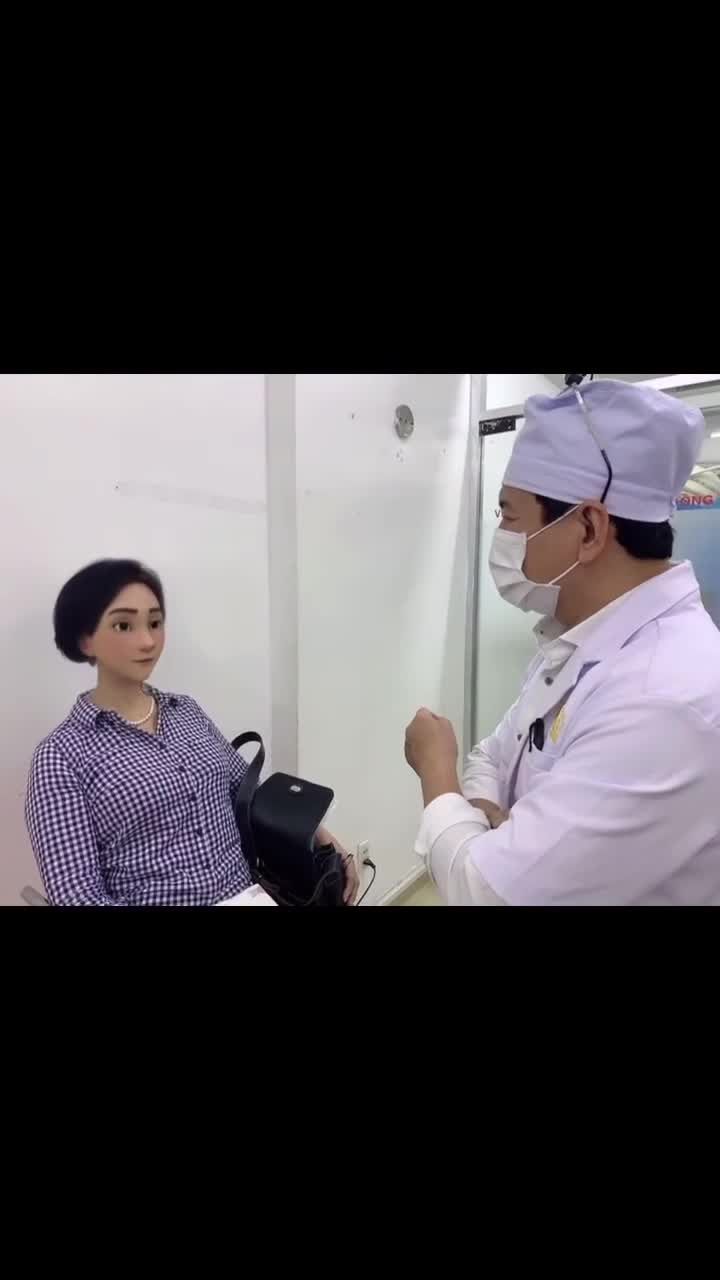 Tự ti suốt nhiều năm vì đôi mắt lỗi hỏng, chị khách vượt hàng ngàn cây số từ Pháp về Việt Nam để "giải cứu" diện mạo.