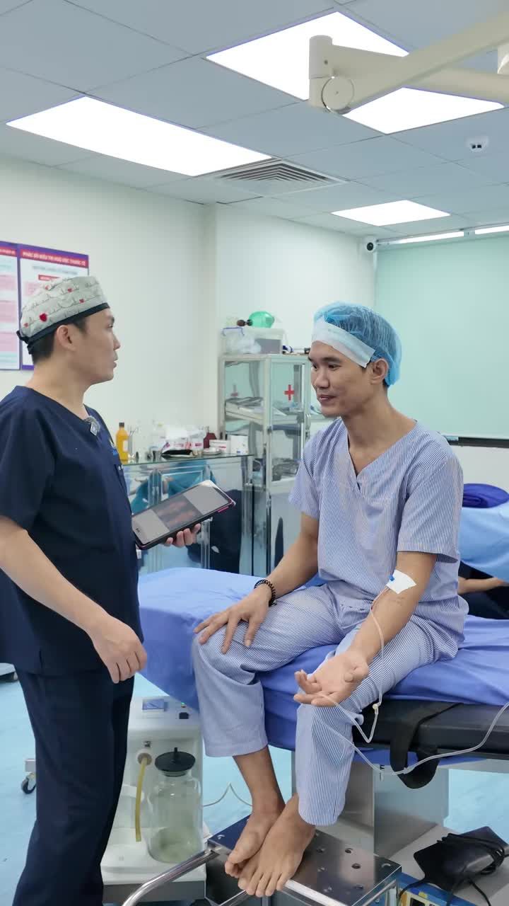 Từng gặp tai nạn cách đây 7 năm, khách hàng hiện có tình trạng lệch xương sống mũi, ảnh hưởng đến dáng mũi và đời sống tâm lí.
