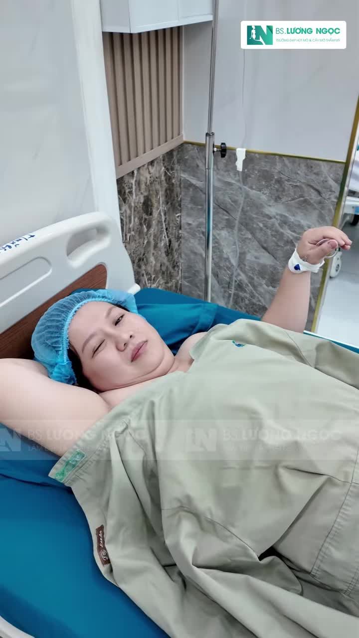 Hé lộ cuộc trò chuyện vô cùng dễ thương của chị Bình và Ekip trước khi vào phòng mổ