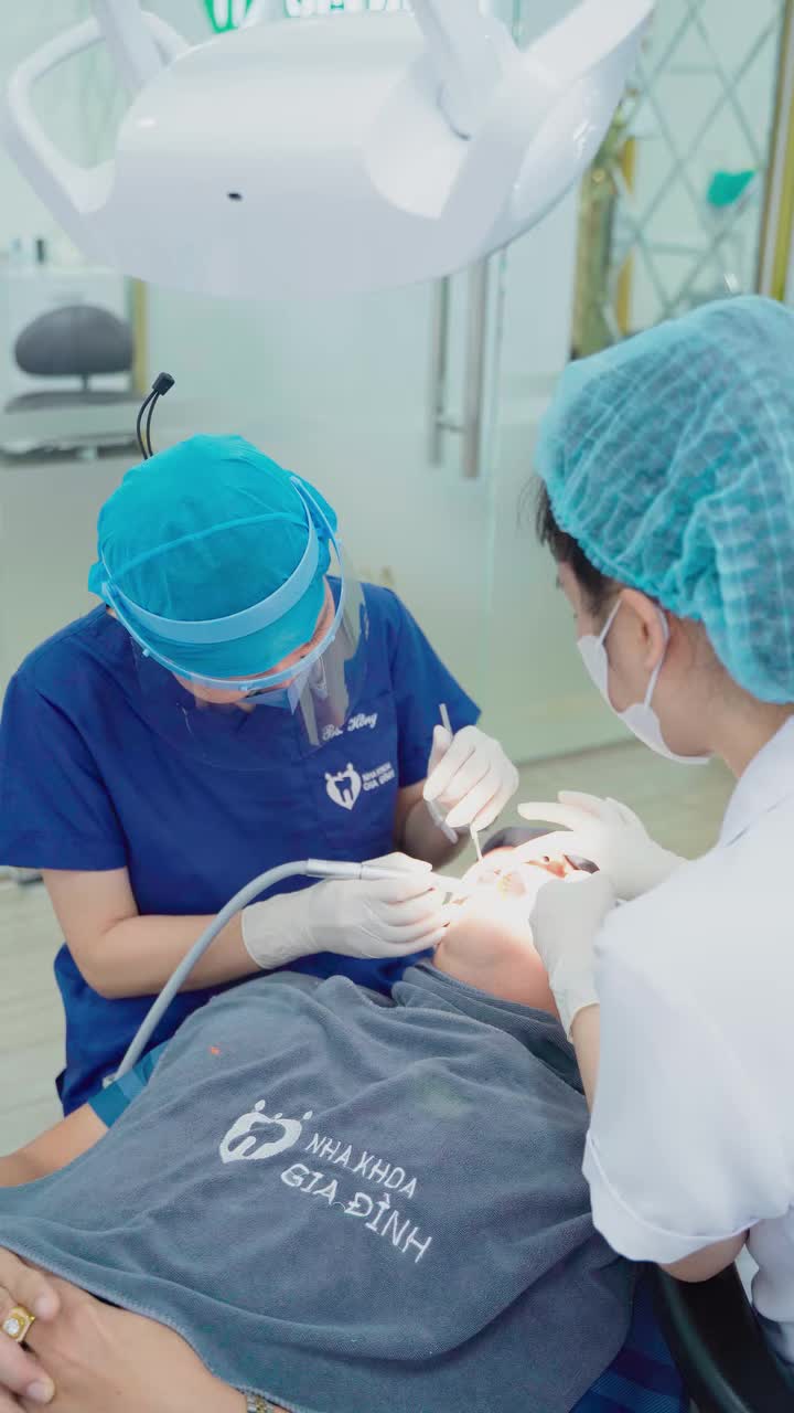 KHÁCH HÀNG ĐÃ TỪNG PHỦ 20 RĂNG PHỦ COMPOSITE TRƯỚC ĐÂY - GIỜ SẼ ĐƯỢC XỬ LÝ NHƯ THẾ NÀO?