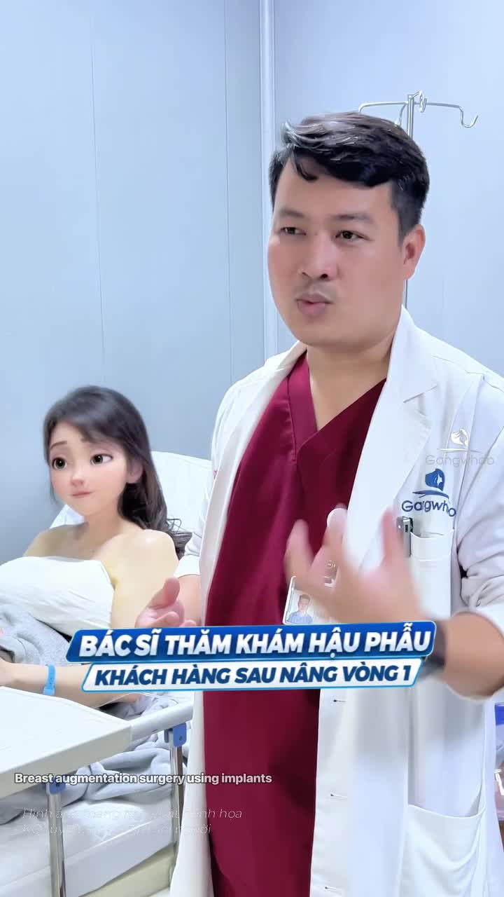 Bác sĩ thăm khám hậu phẫu khách hàng sau ca biến chứng mổ nâng ngực. Sau phẫu thuật khách hàng vô cùng khỏe khoắn, không đau và vô cùng hài lòng với trải nghiệm dịch vụ tại Gangwhoo