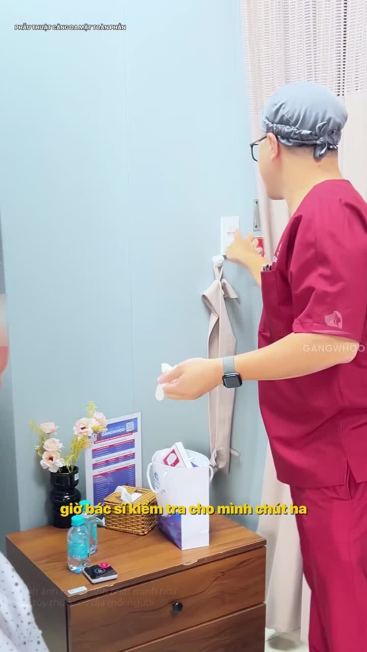 Cùng Bác sĩ thăm khám khách hàng sau phẫu căng da mặt Smas có sử dụng nội soi 4K tại Bệnh viện thẩm mỹ Gangwhoo